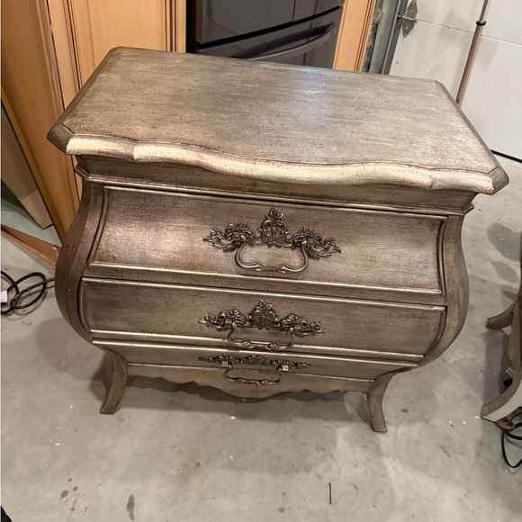 HOOKER Sanctuary Silver and Beige Upholstered Panel Bedroom Set - Picture 12 of 15